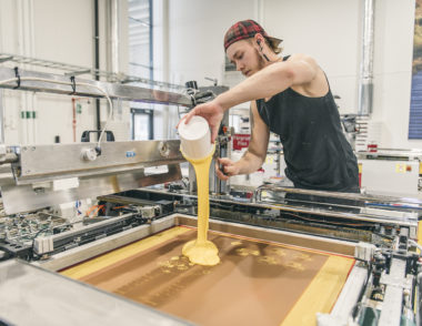 Drucktechniker der Druck im Siebdruck fertigt