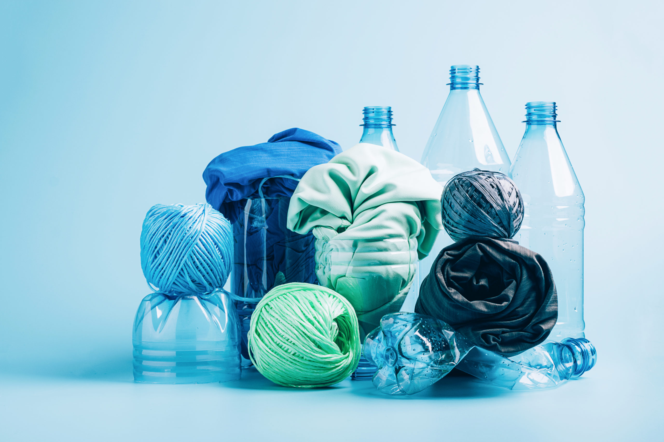 Polyester tillverkad av återvunnen plast.